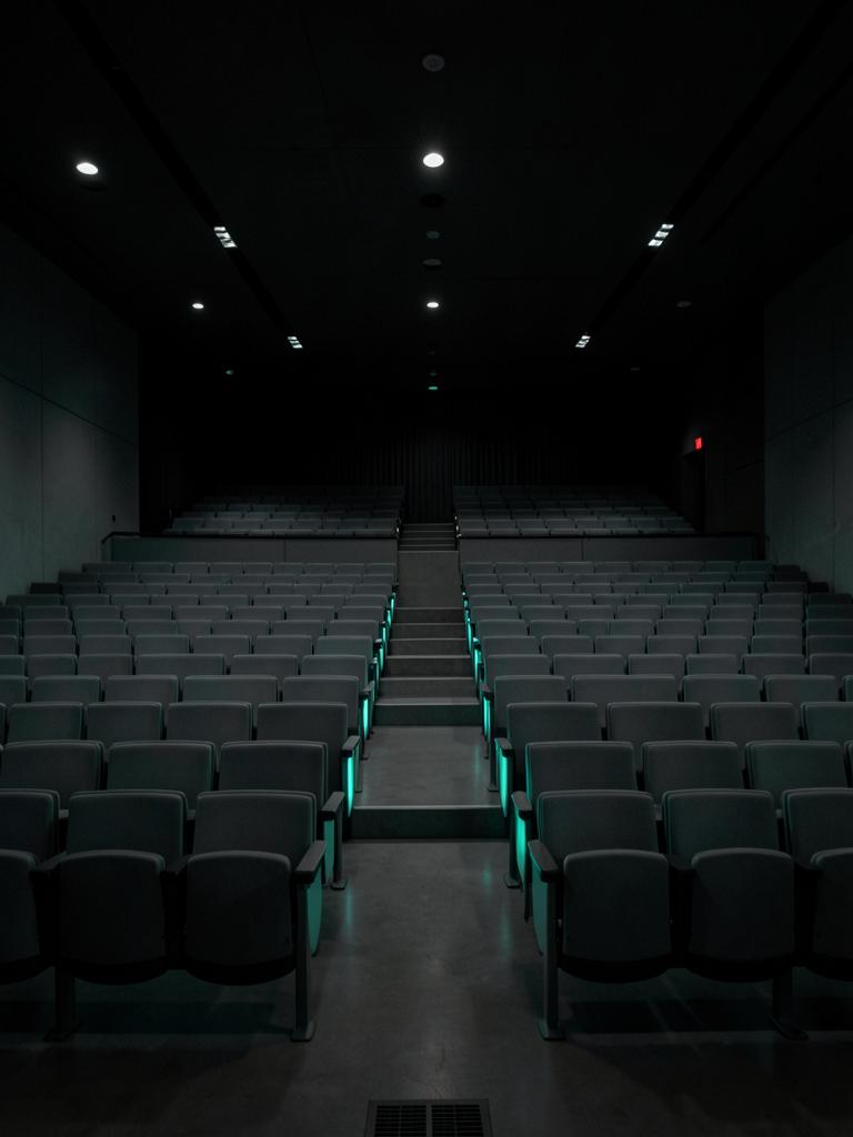 Auditório vazio com iluminação mint nos degraus